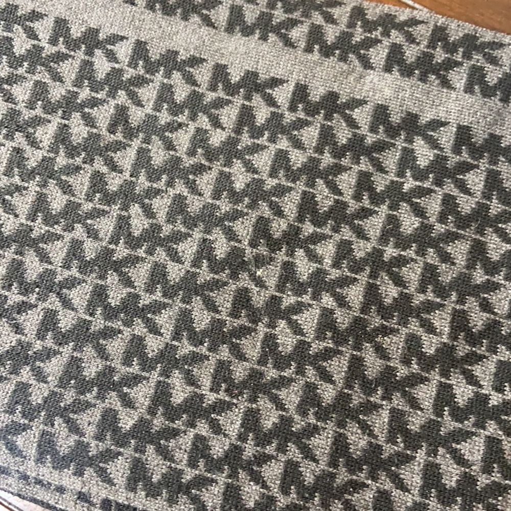 Michael Kors Infinity Scarf. - Picture 6 of 6